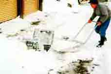 流雪溝を活用して除雪を行っている写真