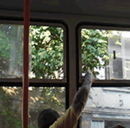 バスの窓からゴミを捨てる瞬間