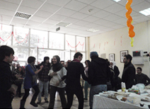 ヨルダン大学の芸術学部で行われた芸術学部長の誕生パーティー