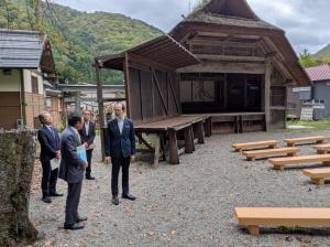 檜枝岐歌舞伎の舞台で説明を受ける知事