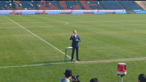 手話であいさつを行う知事