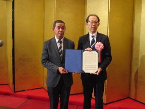 決議文を持つ知事