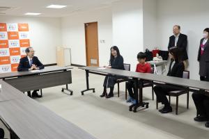 関係者の皆さまと話す知事