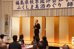 あいさつをする知事