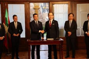 プラダレス・バスク州首相と握手する知事