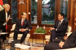 意見交換を行う知事２