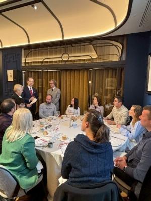 現地の方々と話す知事