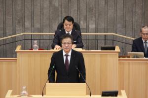 企画環境委員長報告（石井信夫副委員長）の写真