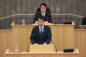 商労文教委員長報告（渡辺康平副委員長）の写真