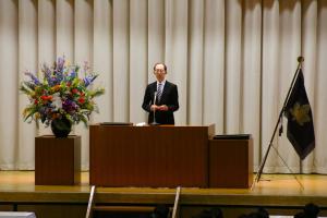 祝辞を述べる知事