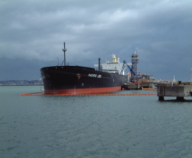 原油ドルフィンに接岸するタンカー