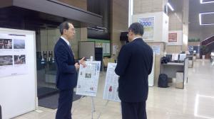 点字を見る知事2