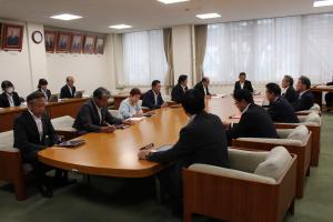 議員定数等検討委員会の様子