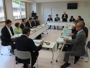 三春町役場の調査を行う県民の安全・安心対策特別委員会の様子
