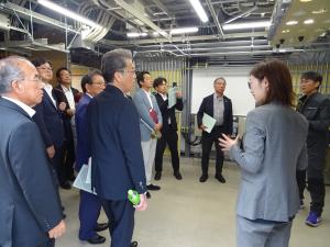 東陽電気工事株式会社の調査を行う人口減少・地域活力創造対策特別委員会の様子