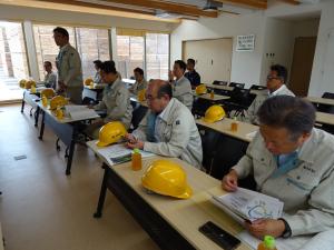 株式会社木環の杜四倉工場の調査を行う復興・創生推進対策特別委員会の様子