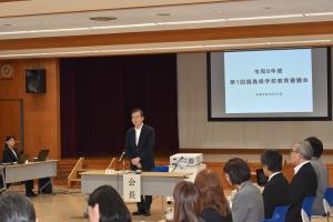 会長に選出された小沢委員