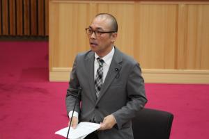 総括審査会（吉田誠議員）の写真