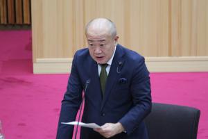 総括審査会（渡部英明議員）の写真