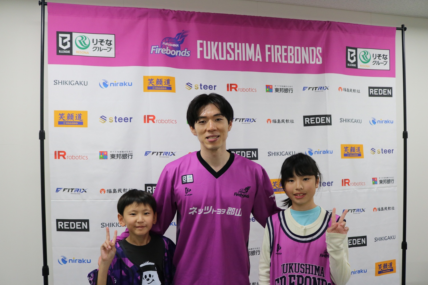 選手と子どもの写真