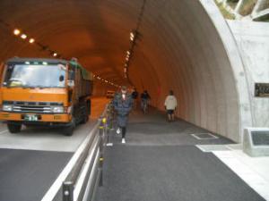 トンネル内自転車歩行道　施工後