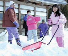 会津地方で雪おろしのボランティアに参加する人々
