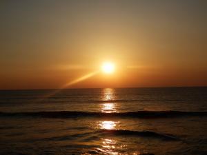 朝日がのぼる、二見ヶ浦の海岸