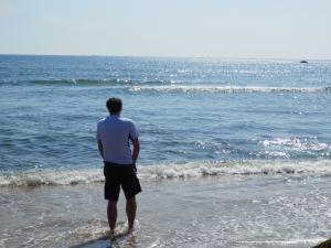 海を眺めながら、何かを考えているウィリアム