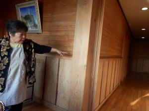 津波が引いてからも、泥やゴミはここまで積み上げていた