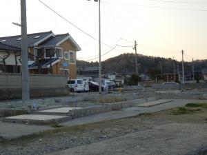 わずか歩道一本の距離だが、完全に異なる光景に