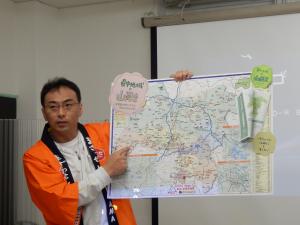 まぜっせKORIYAMAの吉田さんが映画上映前、観客に天栄村の基本情報を紹介した