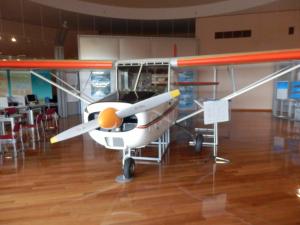 空港のある町に相応しく、小型飛行機の展示もある