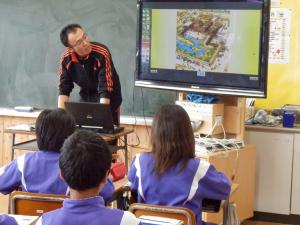 電子黒板を使って歴史の授業を行う様子