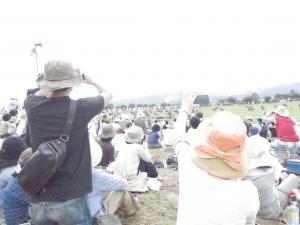 熱い声援を送り続ける観客たち