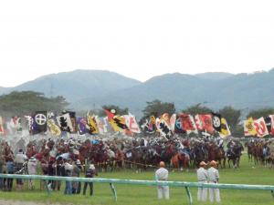 強風で御神旗が場外に飛ばされたというハプニングも....