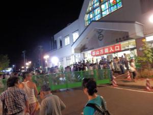 賑やかな須賀川駅