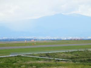 山々に囲まれて、標高の高い空港