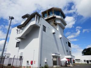 空港管制塔と気象測候所が入った建物