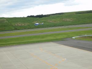 施設の頂上から福島空港を一望できる
