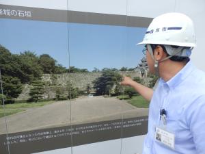 石垣の修復工事現場を案内してくれた白河市役所の方