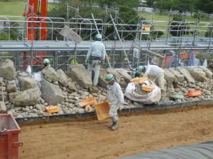 作業員たちは石垣を積み上げていく