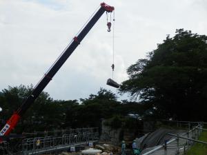 大型クレーン車による作業