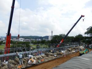 積み上げ作業はジグソーパズルのような精密作業だ