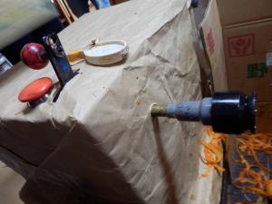 この機械で皮むきがらくらくとかなせるのです