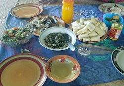 チキンヌードル（1番左）、Duna(うなぎ、左から2番目）、貝とベレのスープ（うなぎの手前）、キャッサバいも（1番右）
