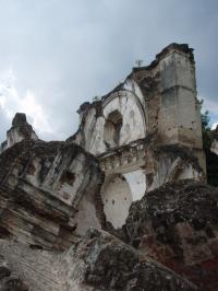 地震で崩壊した建物跡