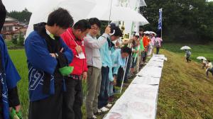 横幕を挙げようとしている有志たち