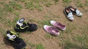 靴を脱ぎ捨て、いざ湖へ