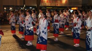 真夏の夜の踊り手たち