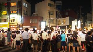 パレードを楽しむ人々の姿にいい